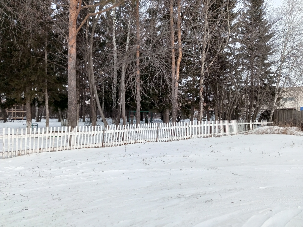Ограждение клуба.